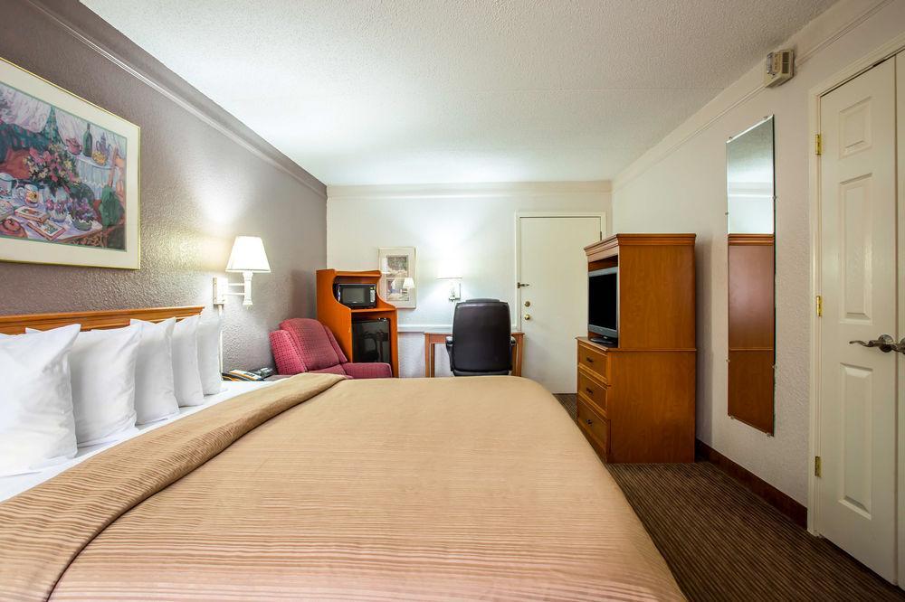 Quality Inn & Suites Airport Charlotte Zewnętrze zdjęcie