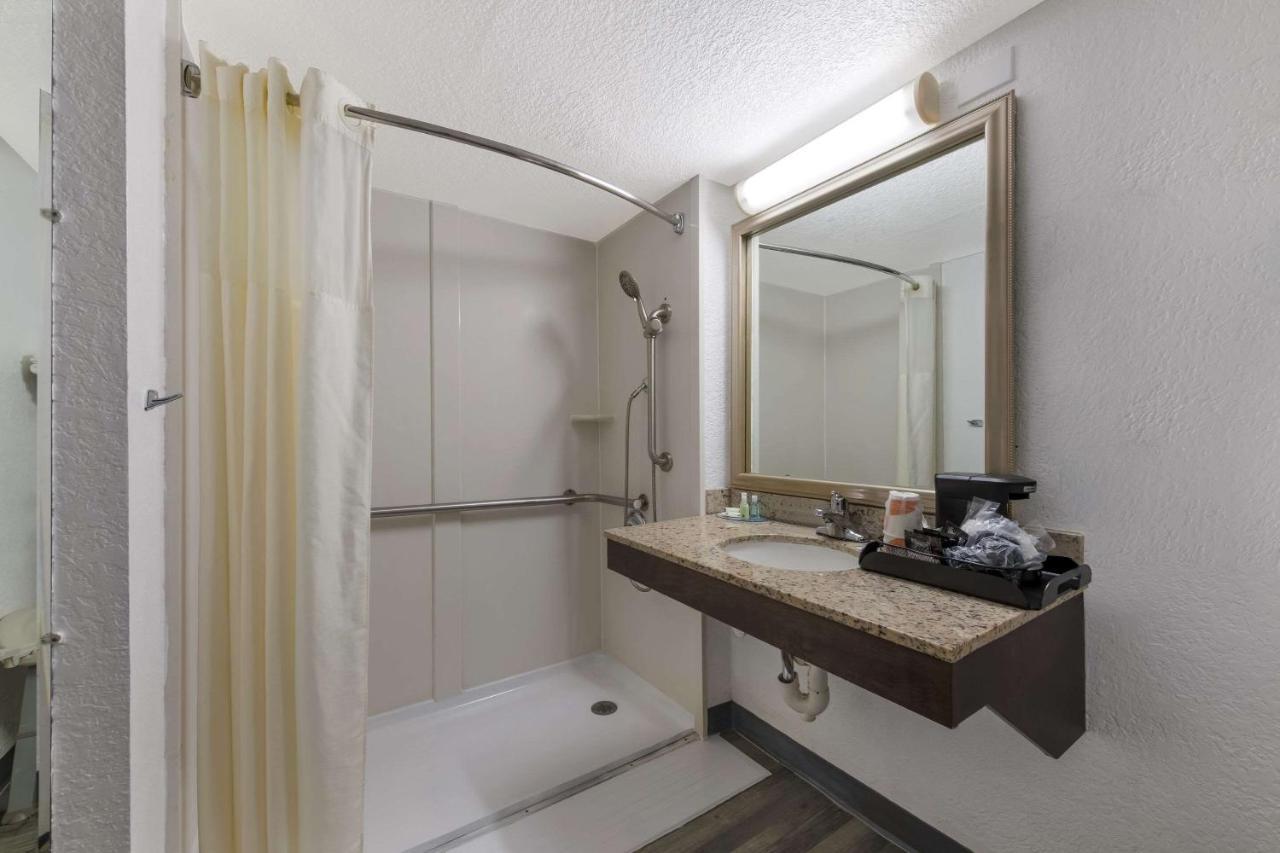 Quality Inn & Suites Airport Charlotte Zewnętrze zdjęcie