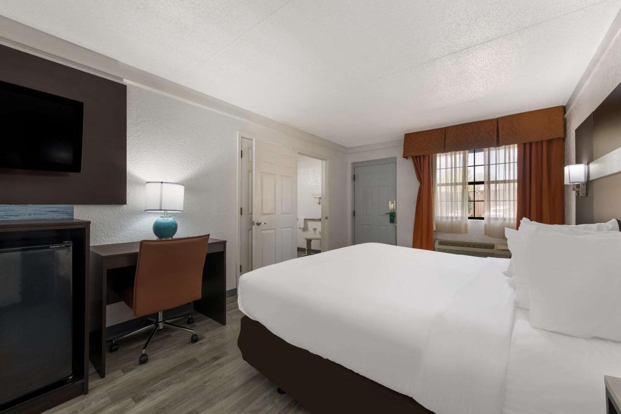Quality Inn & Suites Airport Charlotte Zewnętrze zdjęcie